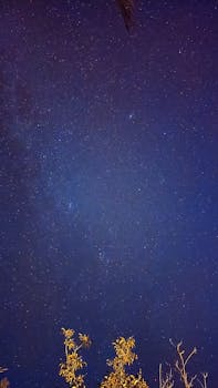 Descubra como se formam estrelas binárias: um mistério da física celestial