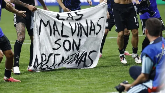 Ingleses Irapelidos com Cartaz Argentino sobre Malvinas na Copa - Consequências 