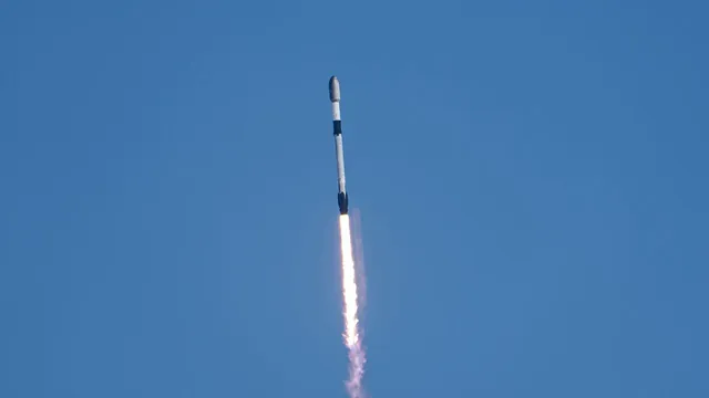 SpaceX Lança 24 Satélites Starlink em Órbita a partir da Califórnia